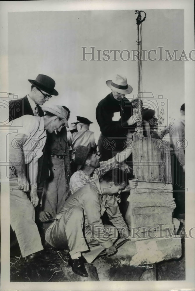 1949 Press Photo Workmen are shown as they probed the eight inch diameter well - Historic Images