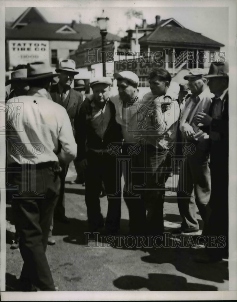 1937 Press Photo Comrades lead the injured man away from the battle - Historic Images