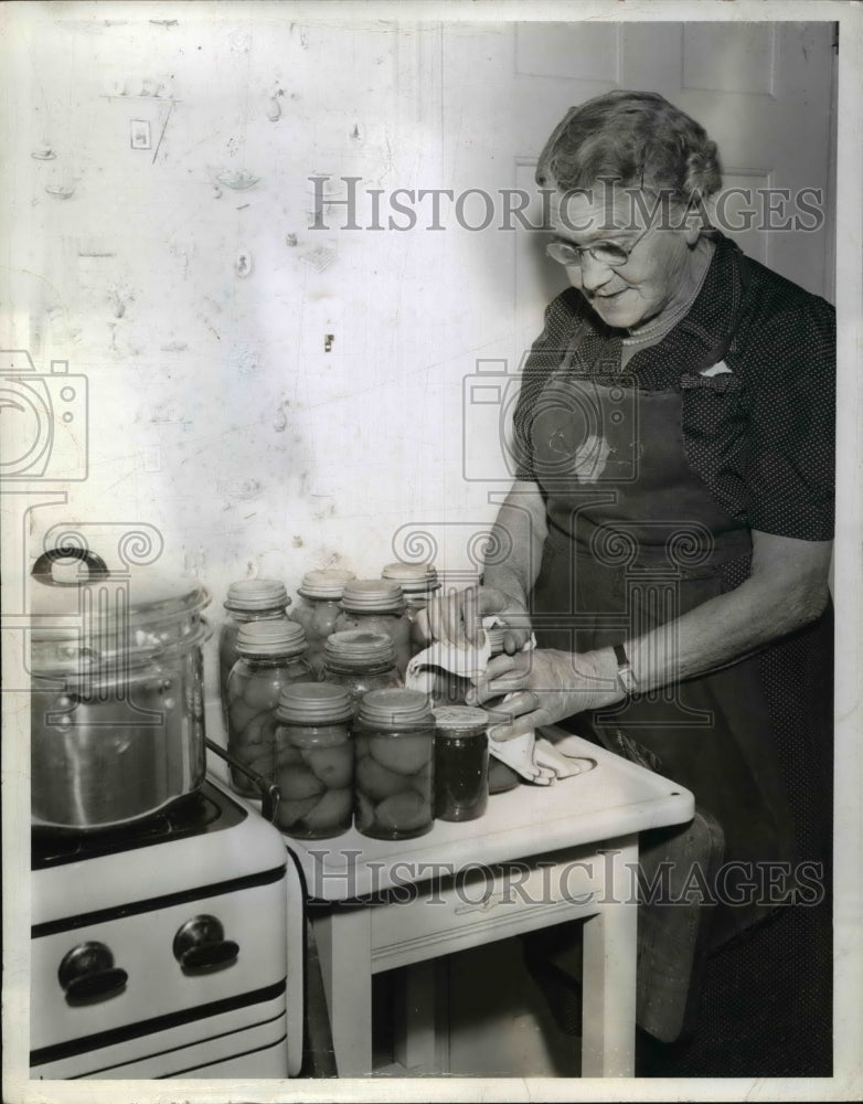 1941 Press Photo Mrs Mary E Byrne Canning Peaches - Historic Images