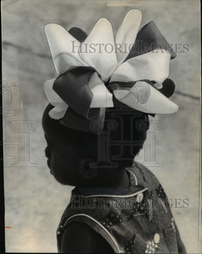 1966 Press Photo Little Girl at Nassau International Airport wear a Ribbon Bow - Historic Images