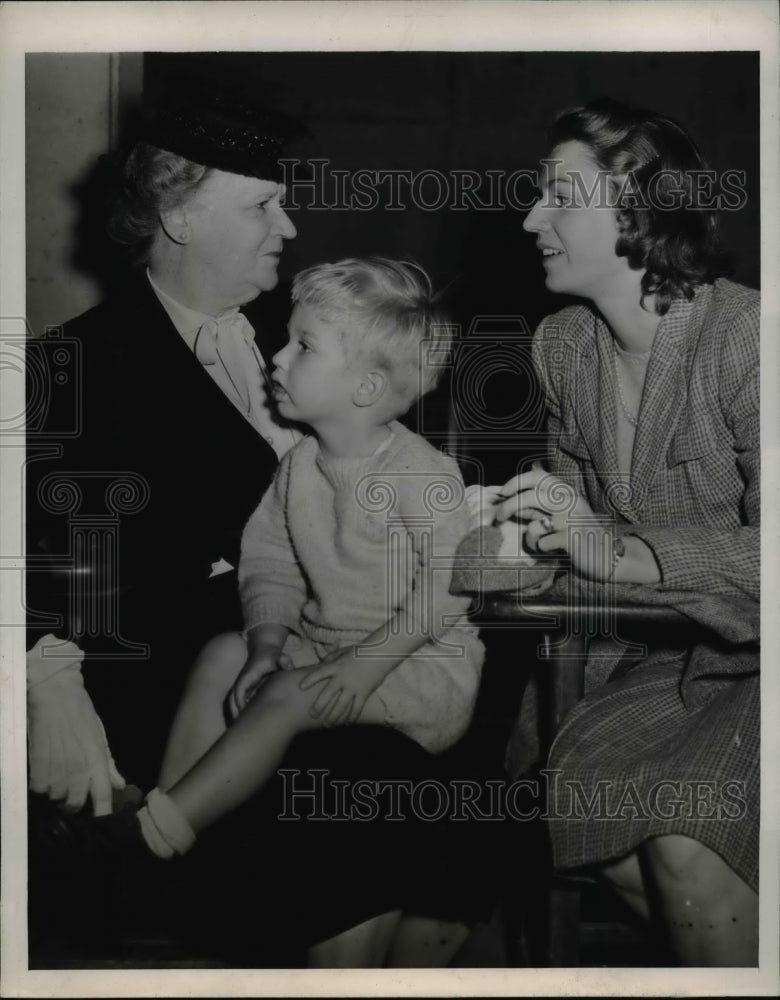 1946 Press Photo Trans-Pacific Flight to get the Child - Historic Images