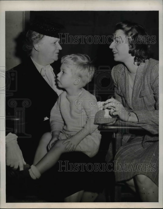 1946 Press Photo Trans-Pacific Flight to get the Child - Historic Images