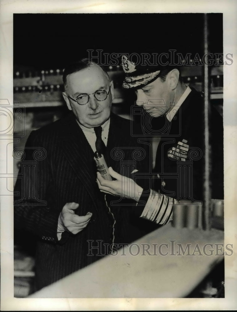 1941 Press Photo King George inspects a life saving torch during his visit - Historic Images