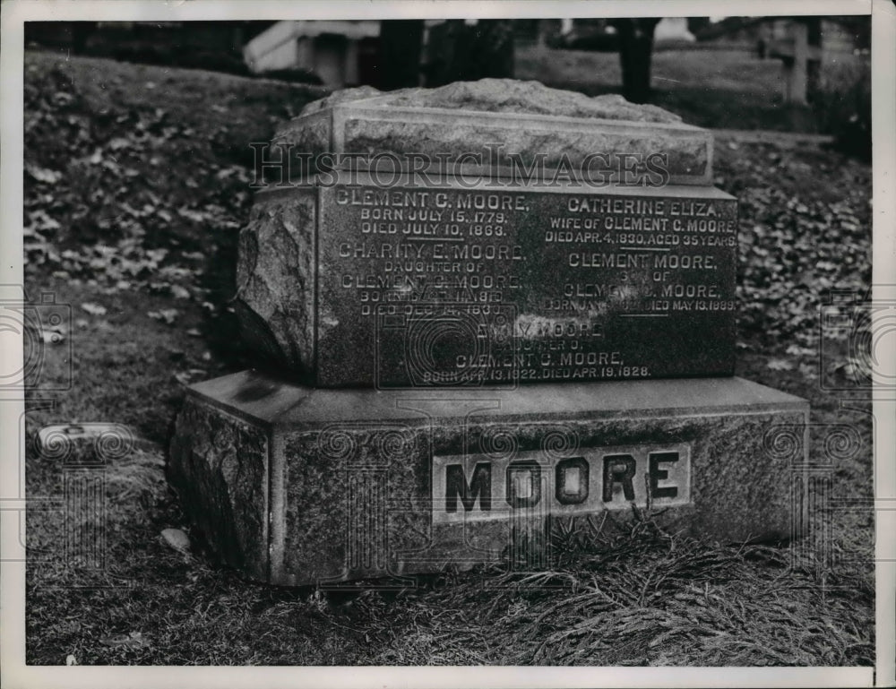 1955 Press Photo At a grave, a memory to honor Clement Moore - Historic Images