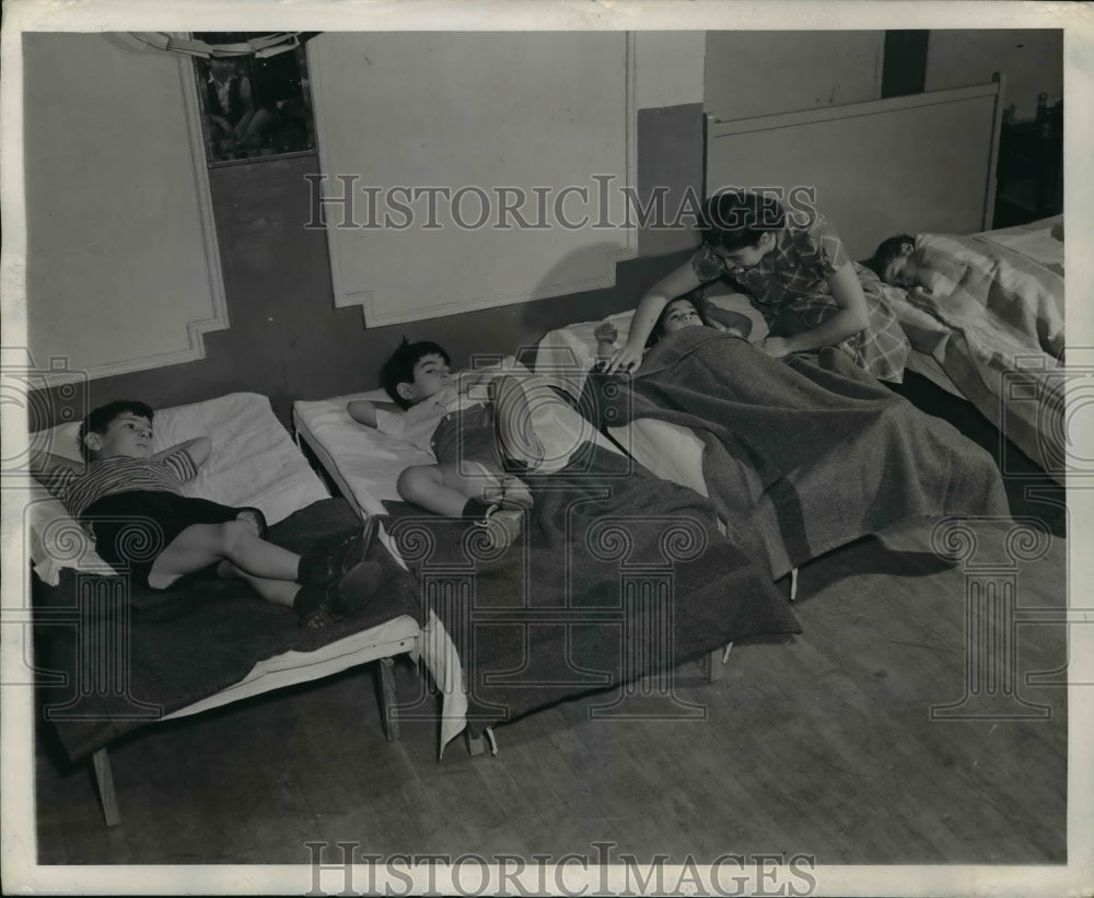 1945 Press Photo Shirley Slickstein tucks the kids in blanket at Melrose house - Historic Images