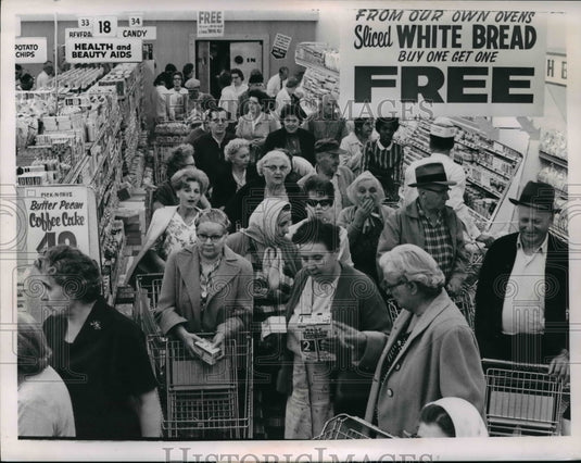 1963 Press Photo Customers in Line, Cleveland Area Pick-n-Pay Grocery Store - Historic Images