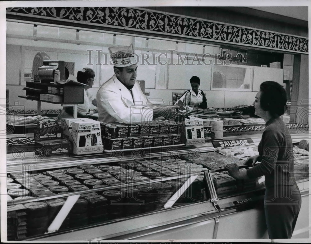 1963 Press Photo Cleveland Pick-n-Pay Grocery Store Meat Counter Customer - Historic Images