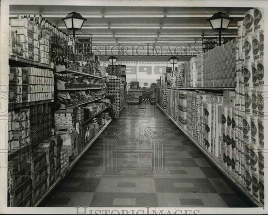 1957 Press Photo Cleveland Euclid Avenue Willoughby Kroger Grocery Store Aisles - Historic Images