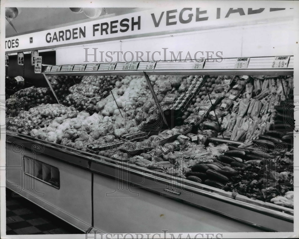 1957 Press Photo Cleveland Euclid Avenue Kroger Grocery Store Produce Department - Historic Images