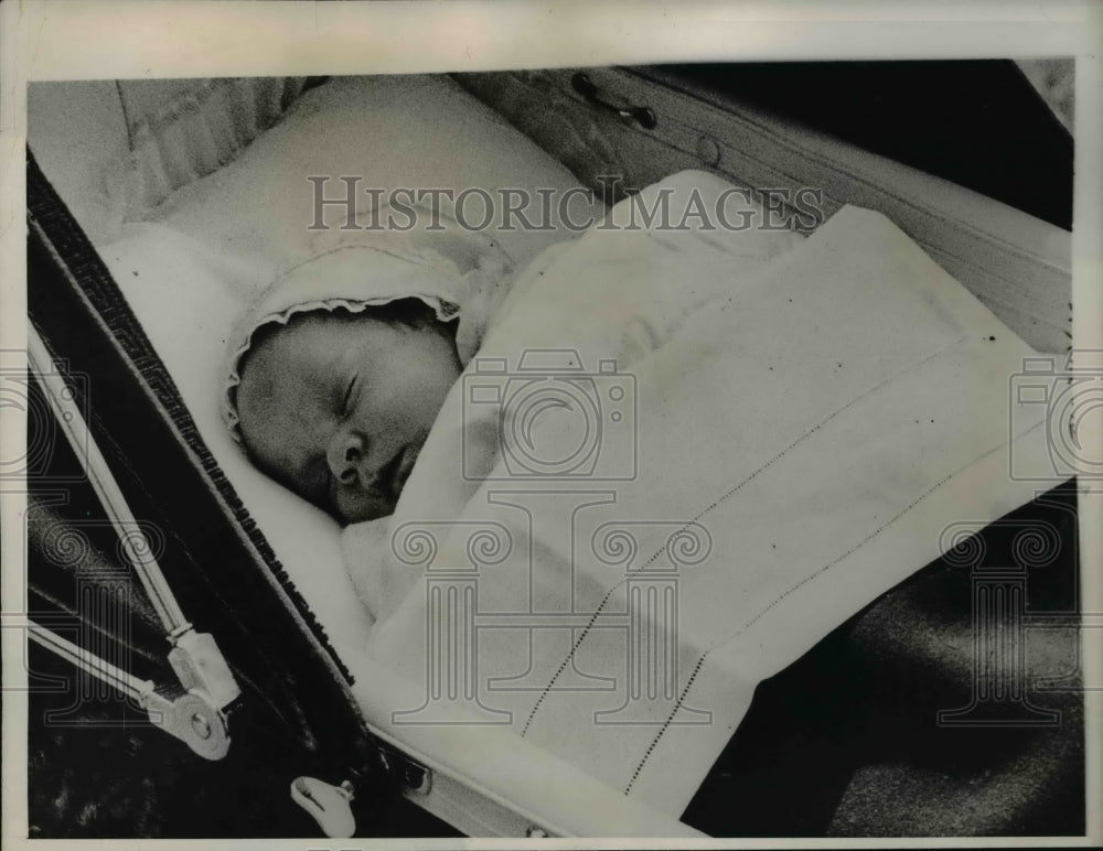 1936 Press Photo Baby son of Countess Haugwitz-Reventlow in Hyde Park Gardens - Historic Images