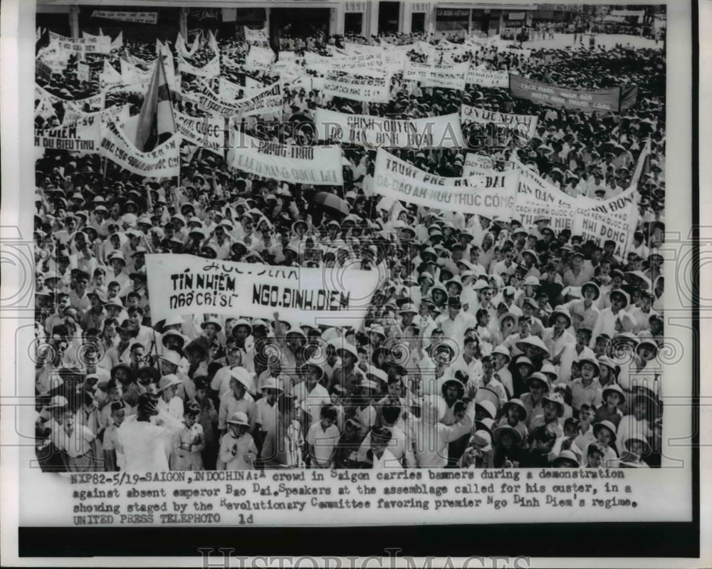 1955 Press Photo A Crowd in Saigon carries banners during a demonstration - Historic Images