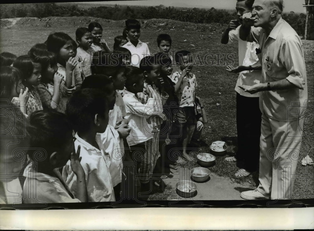 1967 Press Photo Red Cross Conrad Van Eagle working in Vietnamese refugee camp - Historic Images