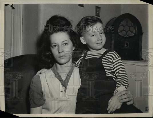 1946 Press Photo Mrs. Madeline Urman & Son Robert Await News of Yukon Survivors - Historic Images
