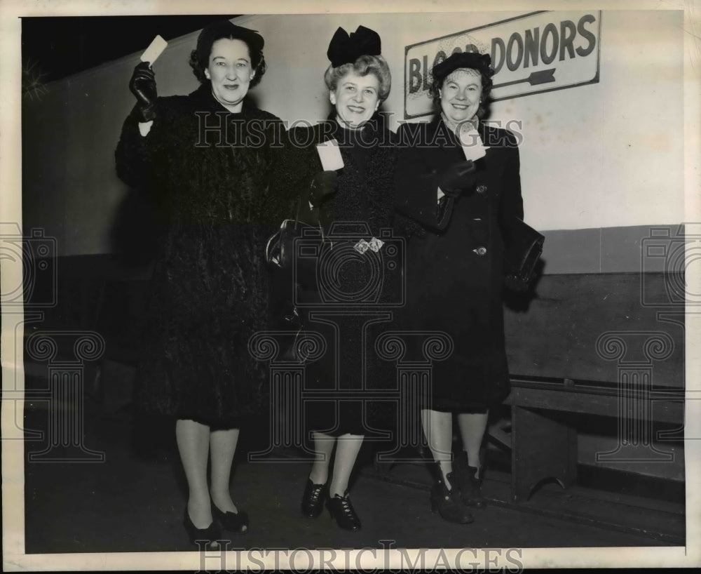 1945 Press Photo Mrs Amy Lawton McKay and Mrs Fanny Sweeney and - Historic Images