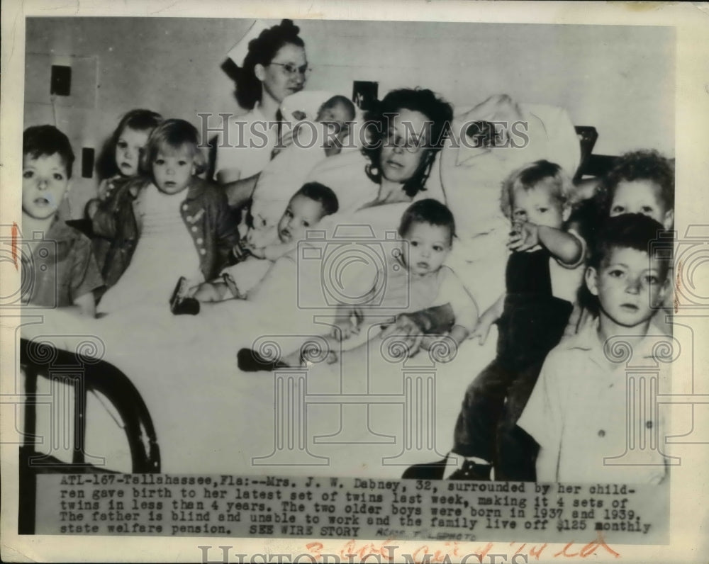 1946 Press Photo Mrs. J.W. Dabney, of Tallahassee, Fla., surrounded by her - Historic Images