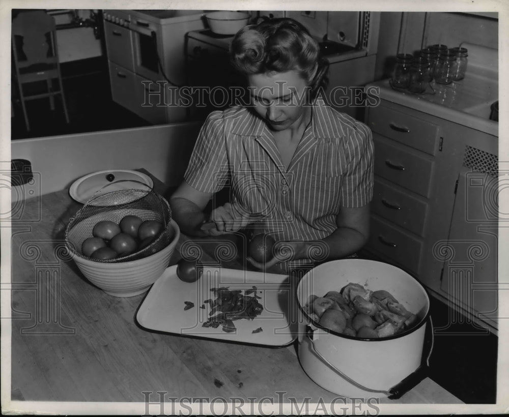 1944 Press Photo Mrs Dawson drains tomatoes peels and cuts - Historic Images