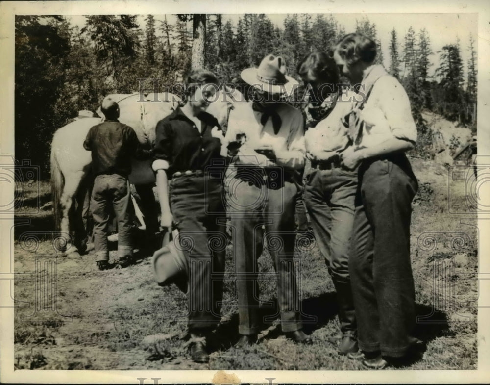 Press Photo Mr. Arthur Pack teaching the three women at Jasper National Park - Historic Images