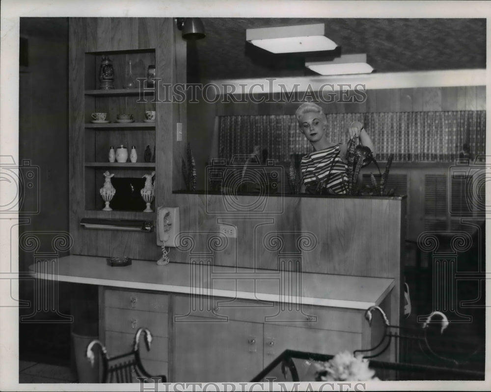 1957 Press Photo Pat Stevens in Ohio Home - Historic Images