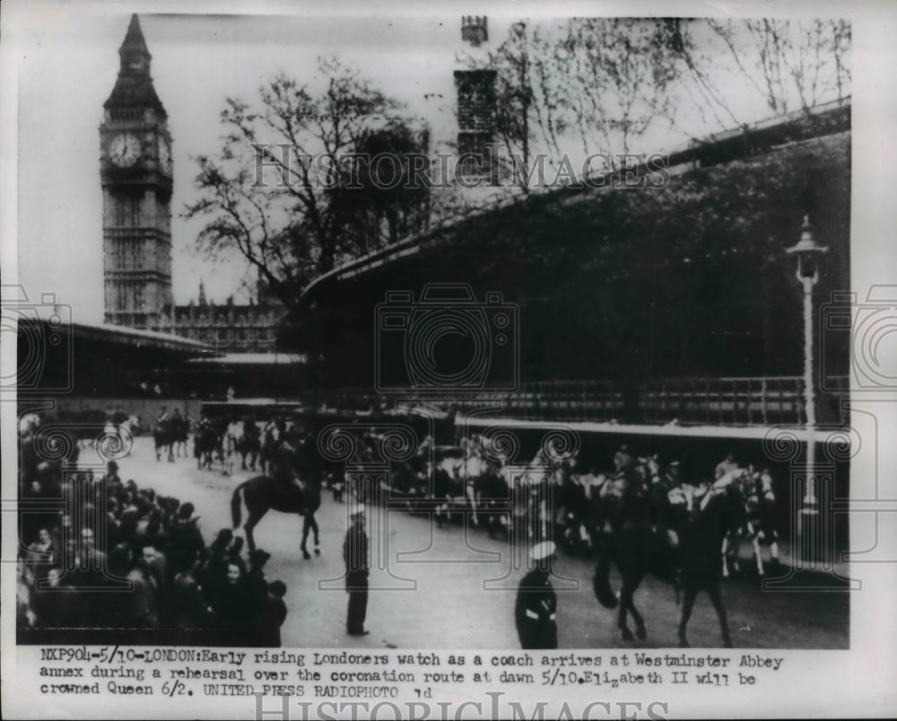 1953 Press Photo Westminster Abbey Crowd Watching Coronation Rehearsal, London - Historic Images