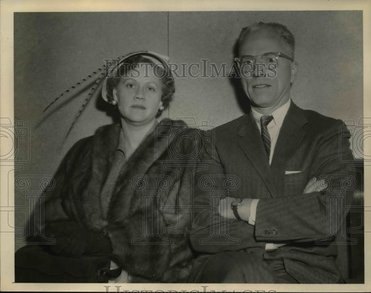 1954 Press Photo Mr & Mrs Karl R Schuele neighbors of the Sheppards - Historic Images