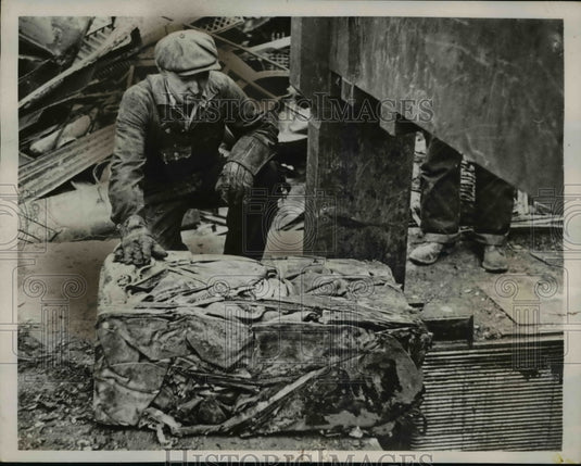 1927 Press Photo Compressed, Compacted Automobile Body, Buffalo NY Junkyard - Historic Images