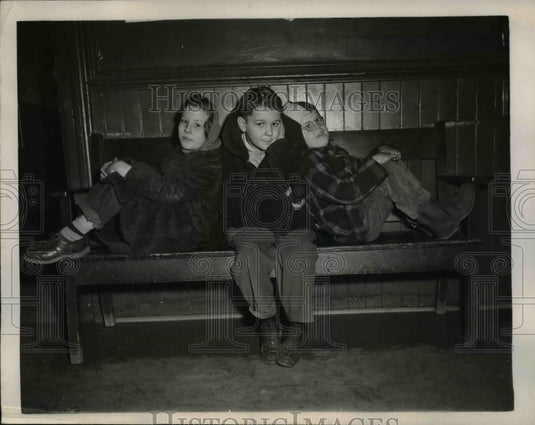 1949 Press Photo Runaway Hiker Children at Chicago Police Station - Historic Images