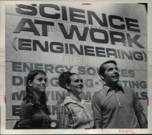 1973 Press Photo Deisler Family Visiting Ohio Museum - Historic Images