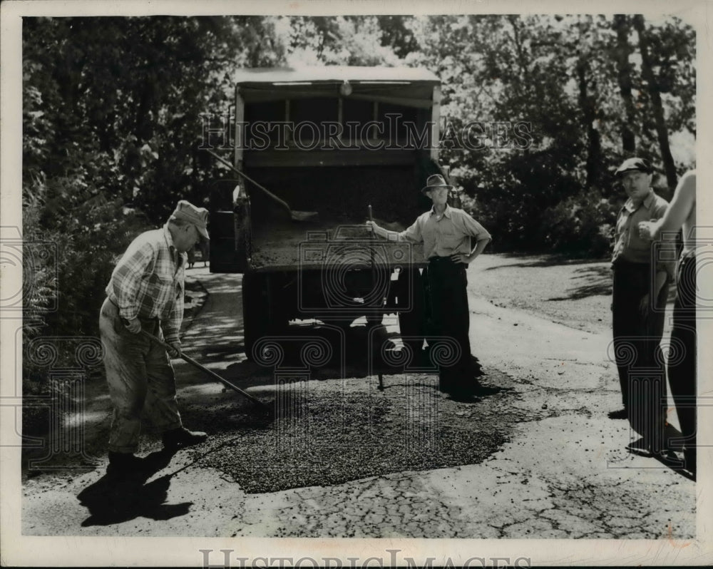 1950 Press Photo Workers as they place gravel on the road - Historic Images