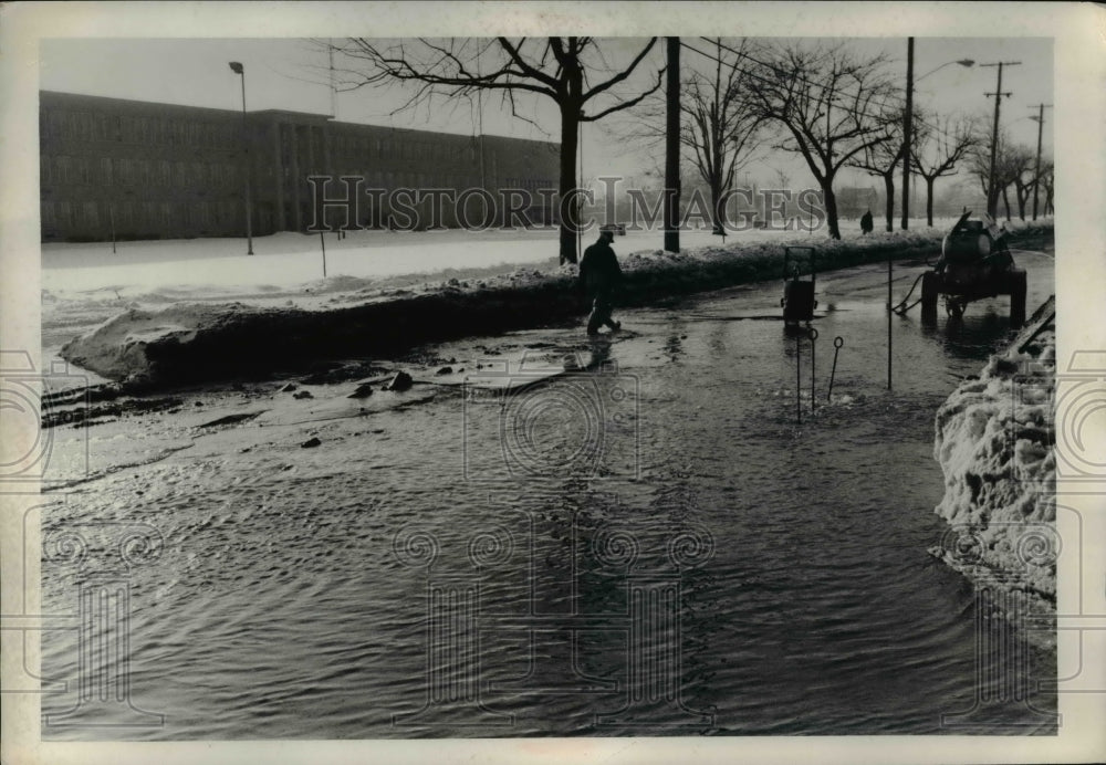 Press Photo East 222bd Water Break closing Euclid Highschool - Historic Images