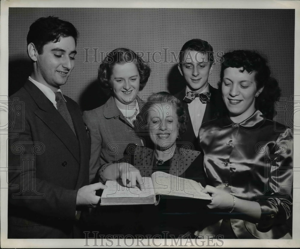 1950 Press Photo Carmela Cafarelli voice teacher with her local choral group - Historic Images