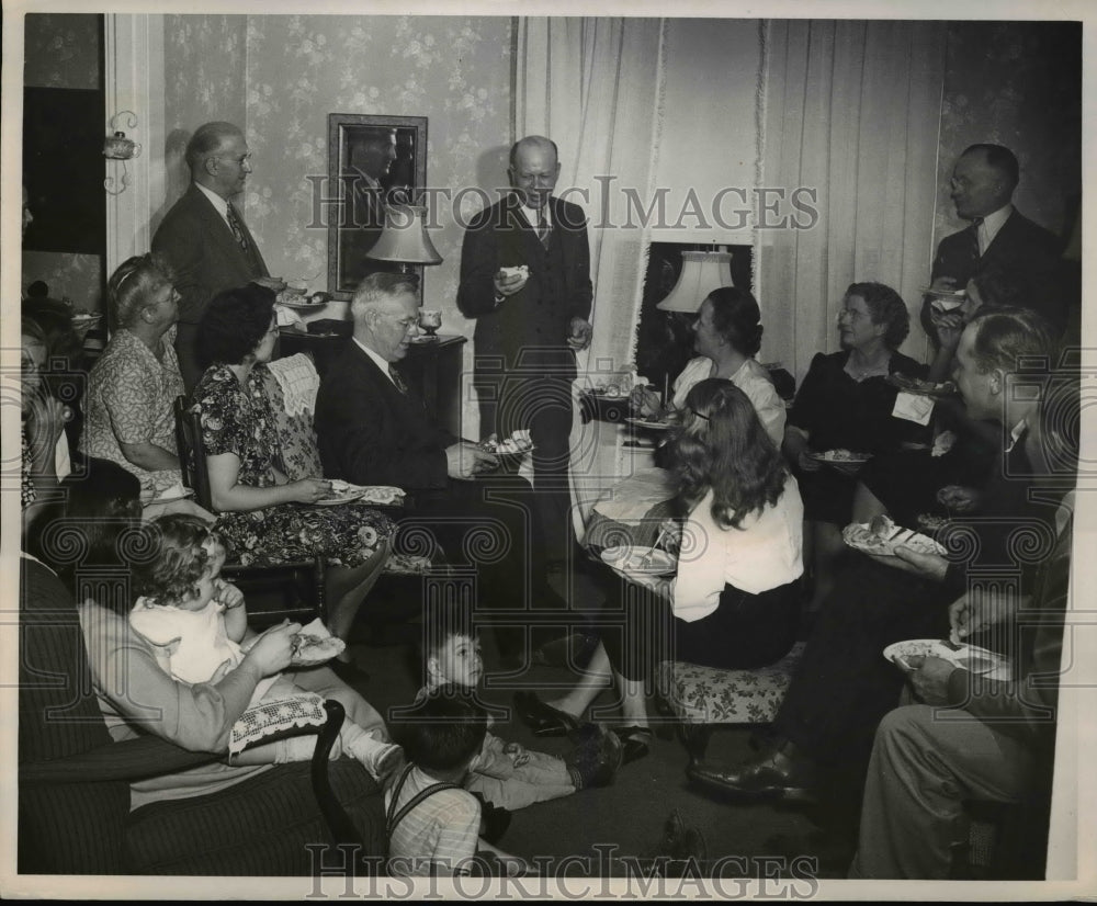 1948 Press Photo Neighbors in Action down at Munger&#39;s home - Historic Images