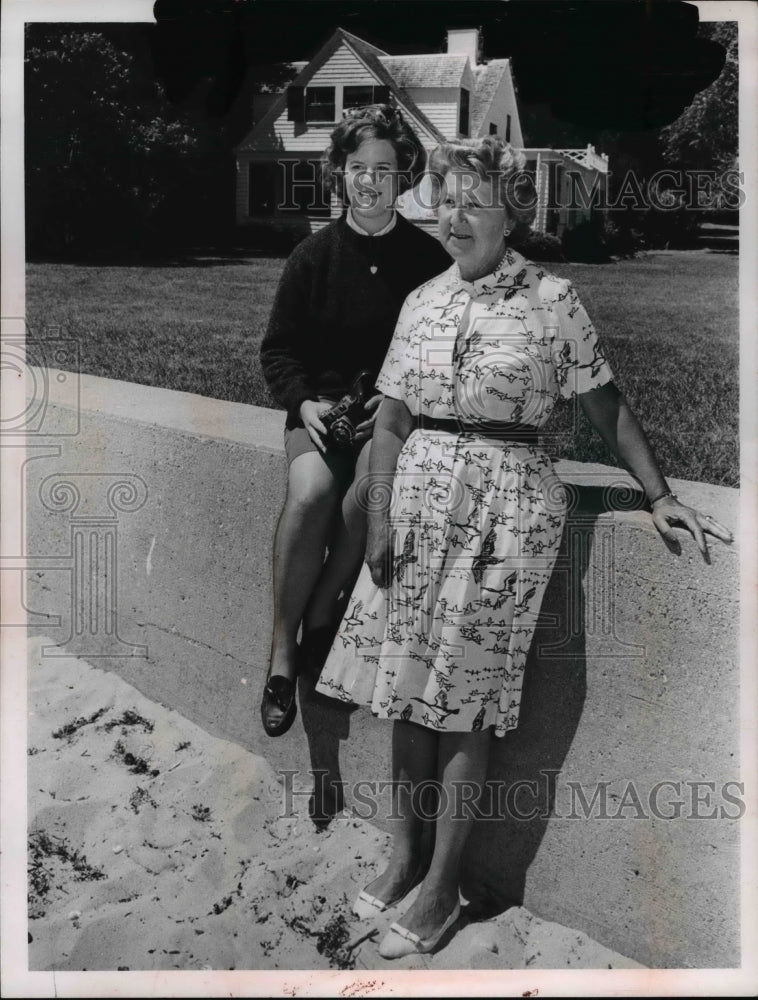 1954 Press Photo Barabara Weisse and Grandmother of Plymouth Wisc - Historic Images