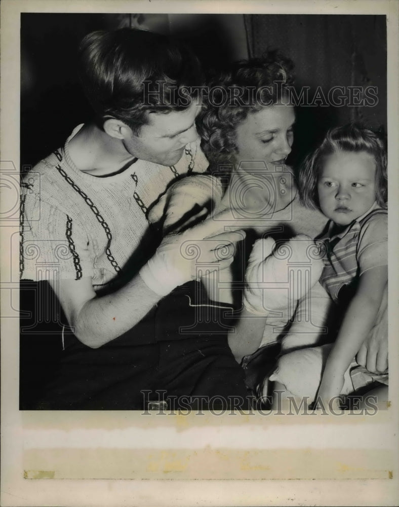 1950 Press Photo Little Ada Got Too Close to a Radiant Heater - Historic Images