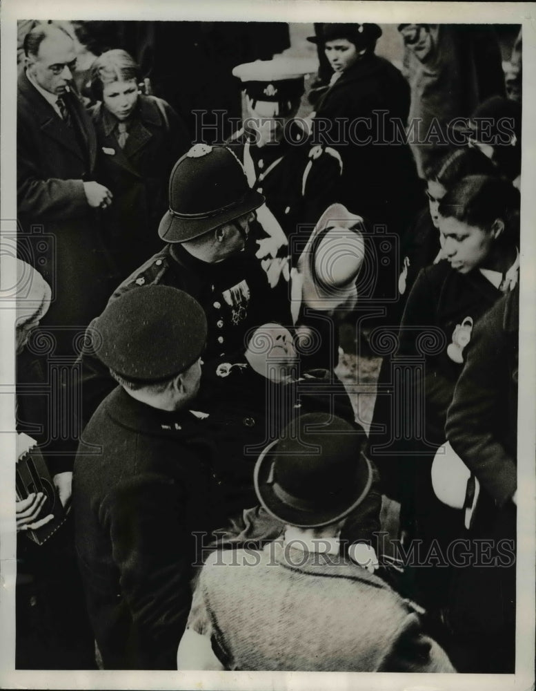 1937 Press Photo A casualty being rescued from the crowd of the Royal procession - Historic Images