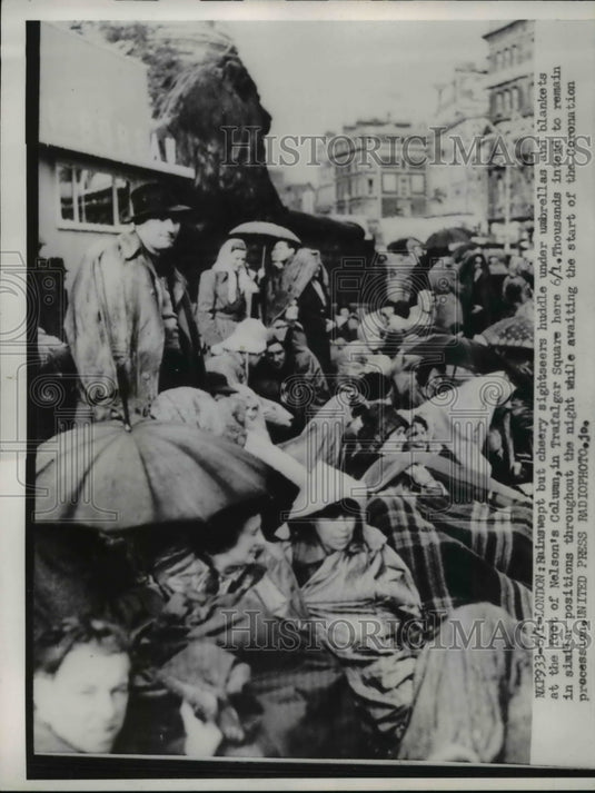 1953 Press Photo The sightseers huddle under umbrellas at the Nelson's Column - Historic Images