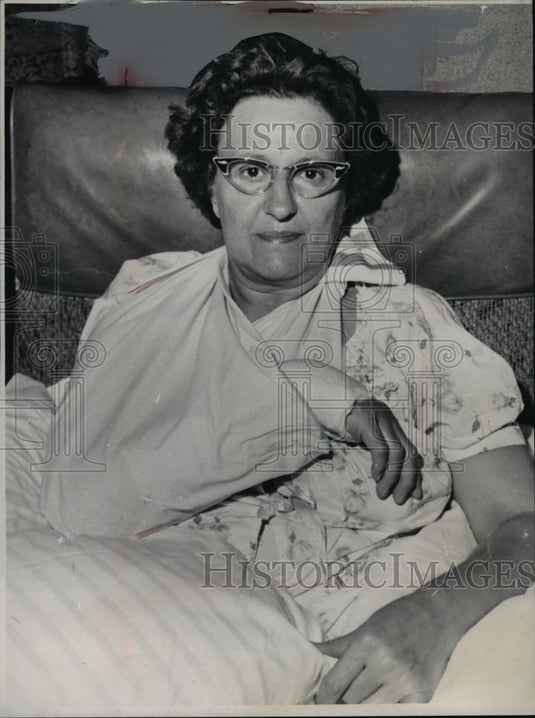 1966 Press Photo Helen Suhadoinik Sitting With Broken Arm - Historic Images
