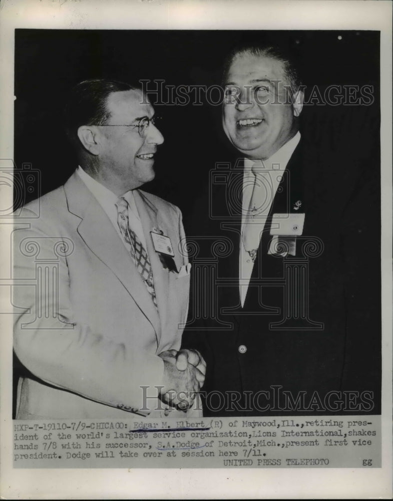 1953 Press Photo Edgar Elbert shake hands with his successor, S.A. Dodge - Historic Images