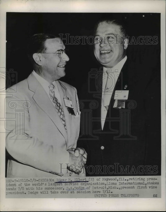 1953 Press Photo Edgar Elbert shake hands with his successor, S.A. Dodge - Historic Images