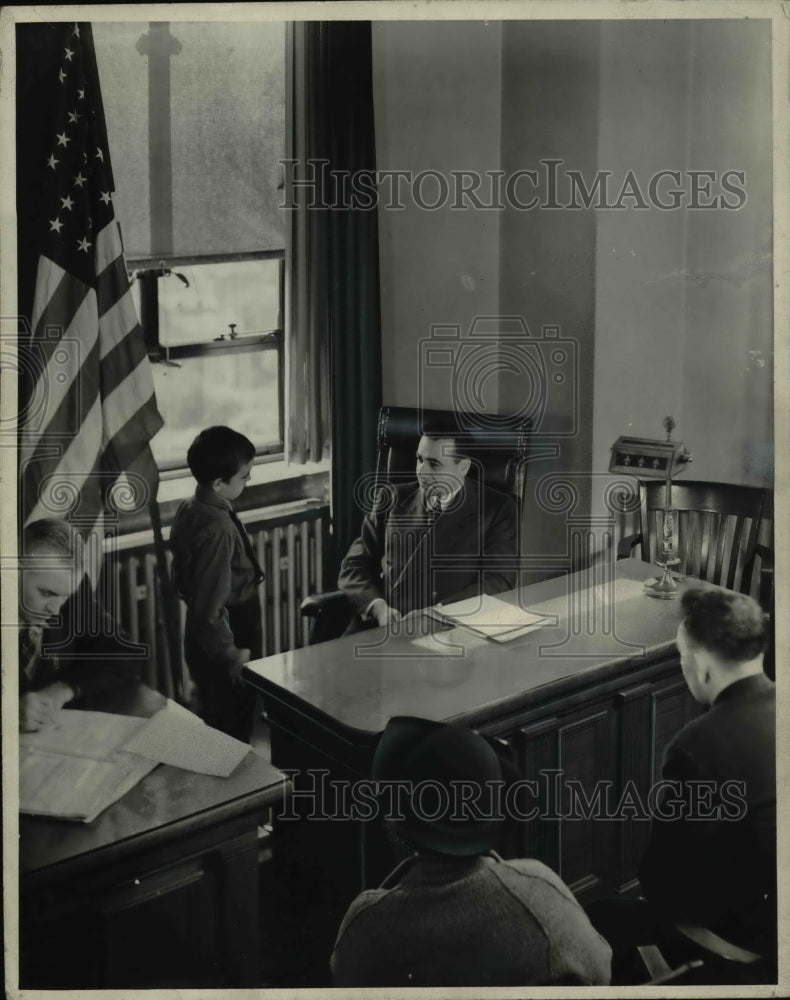 1941 Press Photo Judge Henry Naldman with the boy at the Union County Juvenile - Historic Images