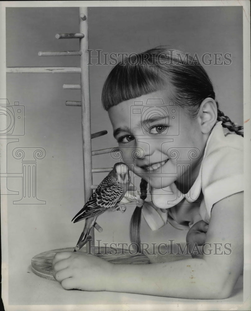 1958 Press Photo Young girl with a parakeet - Historic Images