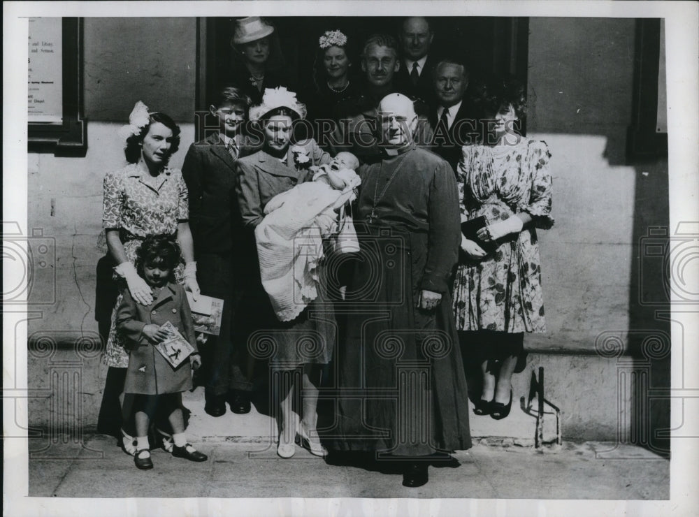 1946 Press Photo Bishop of Albany Christens baby in London - Historic Images