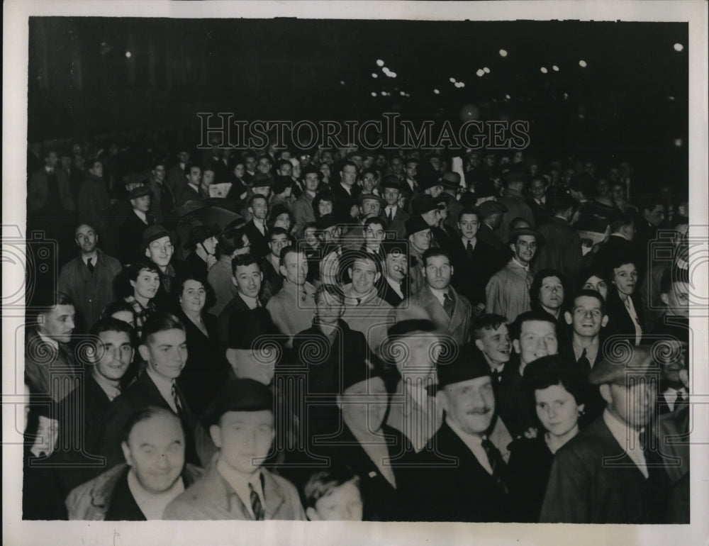 1938 Press Photo Large crowd gathered in the rain in Whitehall - Historic Images