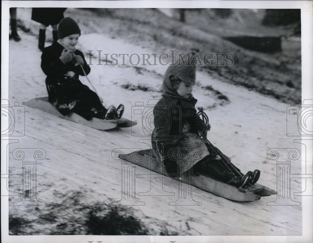 1952 Press Photo Little David Sendall and Alice Fairfax Jones sled at the snow - Historic Images