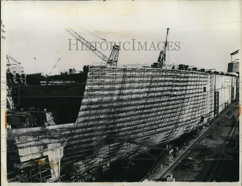 1968 Press Photo The construction of the world&#39;s largest tanker in Japan - Historic Images