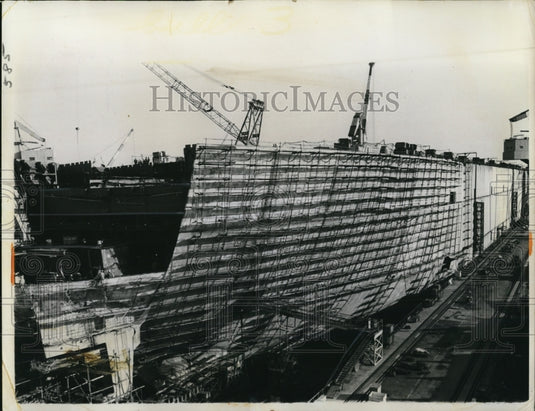 1968 Press Photo The construction of the world's largest tanker in Japan - Historic Images