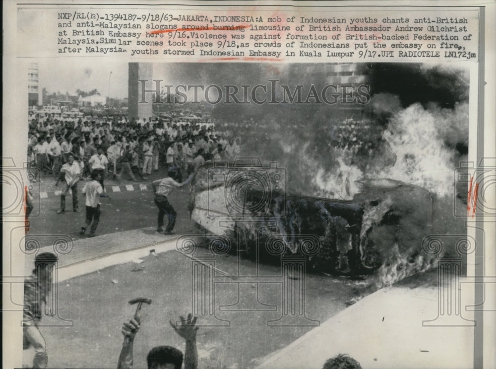 1963 Press Photo Mob on anti-British &amp; Malaysian slogans on burning limousine - Historic Images