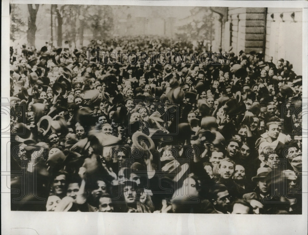 1933 Press Photo Bulgarian residents cheer for the birth of the princess - Historic Images