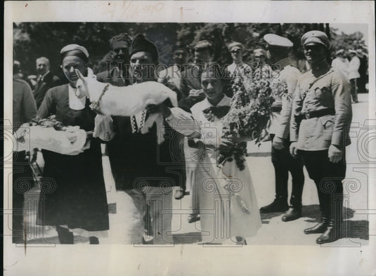 1937 Press Photo The Bulgarian peasants on the traditional symbolic offerings - Historic Images
