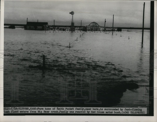 1951 Press Photo Keith Pucket family's farm home surrounded with flash flood - Historic Images