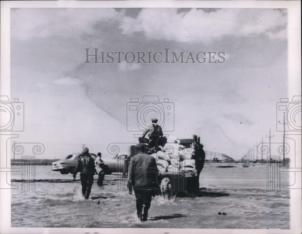 1950 Press Photo Last minute evacuation move of farmers near Winnipeg - Historic Images